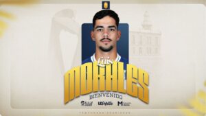 Luis Morales, nuevo fichaje de la U.D. Melilla, posando en su presentación.