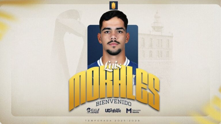 Luis Morales, nuevo fichaje de la U.D. Melilla, posando en su presentación.
