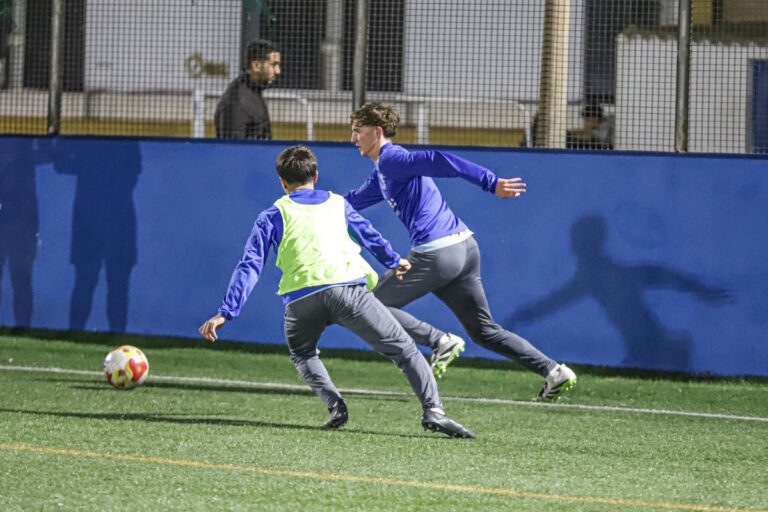 Jugadores de la U.D. Melilla juvenil entrenando en el campo