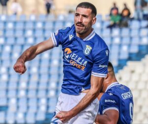 Jugador de la U.D. Melilla celebra un gol en el estadio