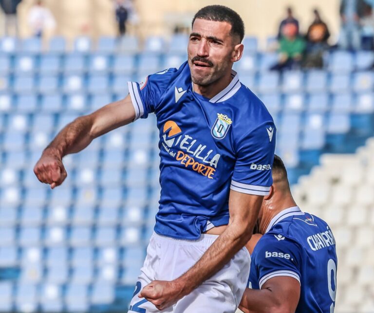 Jugador de la U.D. Melilla celebra un gol en el estadio