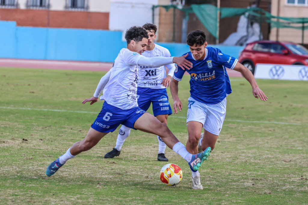 Jugadores de U.D. Melilla y Yeclano Deportivo en un partido de fútbol