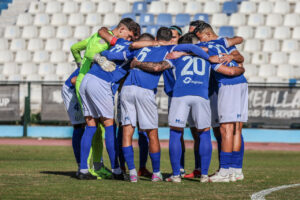 Jugadores de la U.D. Melilla en un momento de concentración antes del partido