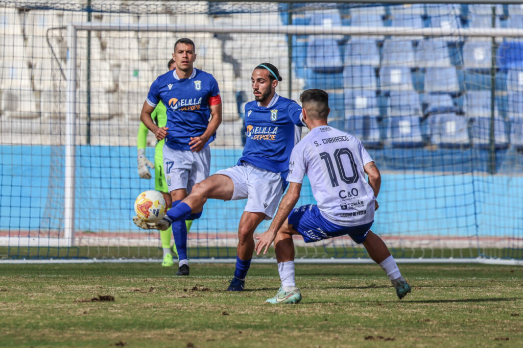 Jugadores de U.D. Melilla y Yeclano Deportivo en un partido de fútbol