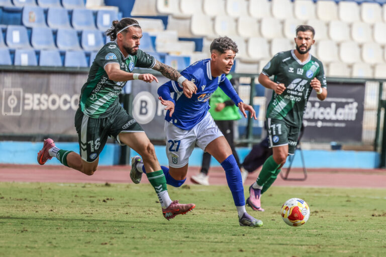Jugadores de fútbol compiten en un partido entre U.D. Melilla y Yeclano Deportivo