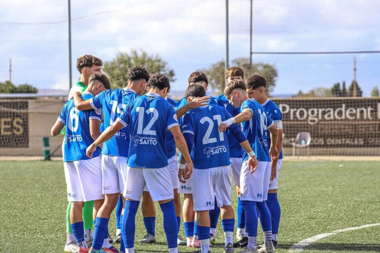 Jugadores del equipo juvenil de la U.D. Melilla en una reunión antes del partido