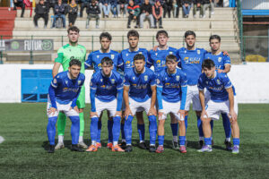 Equipo juvenil de la U.D. Melilla posando tras una victoria en el campo