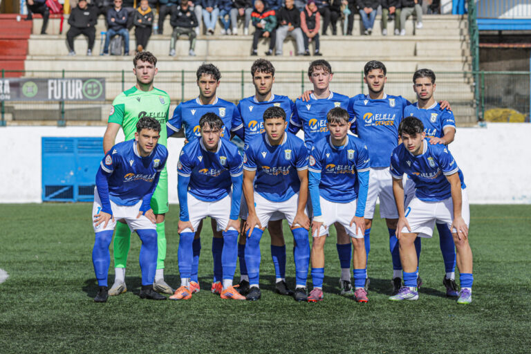 Equipo juvenil de la U.D. Melilla posando tras una victoria en el campo