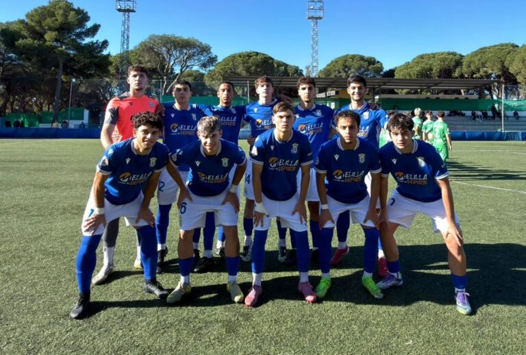 Equipo juvenil de la U.D. Melilla posando en el campo de fútbol