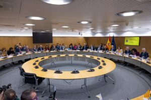 Reunión del Consejo de Política Fiscal y Financiera en un ambiente formal.