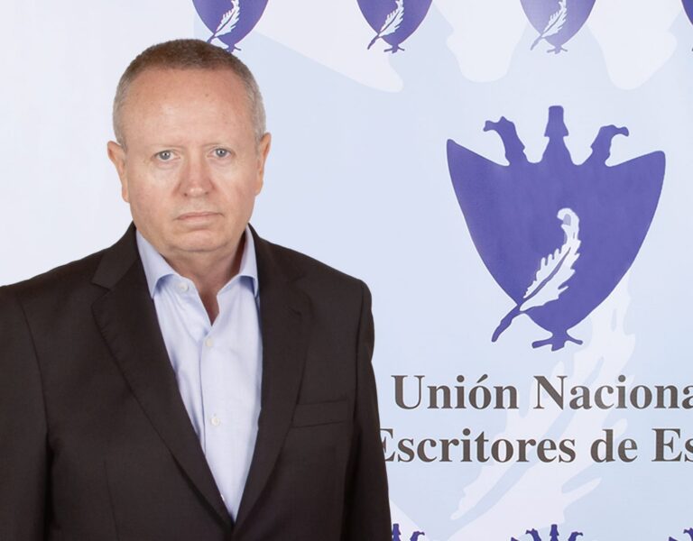 Retrato de un hombre en un evento de la Unión Nacional de Escritores de España