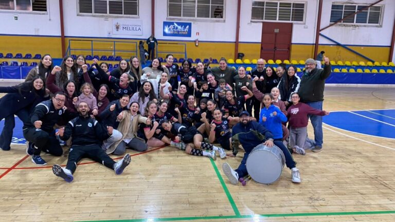 Jugadores y aficionados celebrando la victoria del Club Balonmano T-Maravilla Melilla