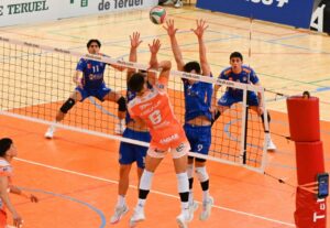 Jugadores del Club Voleibol Melilla atacando en un partido contra Pamesa Teruel.