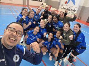 Jugadoras del Club Balonmano T-Maravilla Melilla celebrando una victoria en el partido