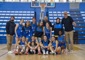 Equipo femenino de baloncesto MCD La Salle posando tras una victoria