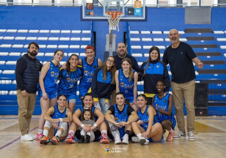 Equipo femenino de baloncesto MCD La Salle posando tras una victoria