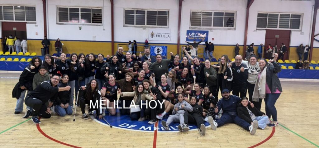 Jugadores y aficionados del Club Balonmano T-Maravilla celebrando la victoria