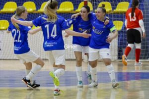 Jugadoras del filial del Melilla Torreblanca celebrando un gol en un partido de fútbol sala femenino.