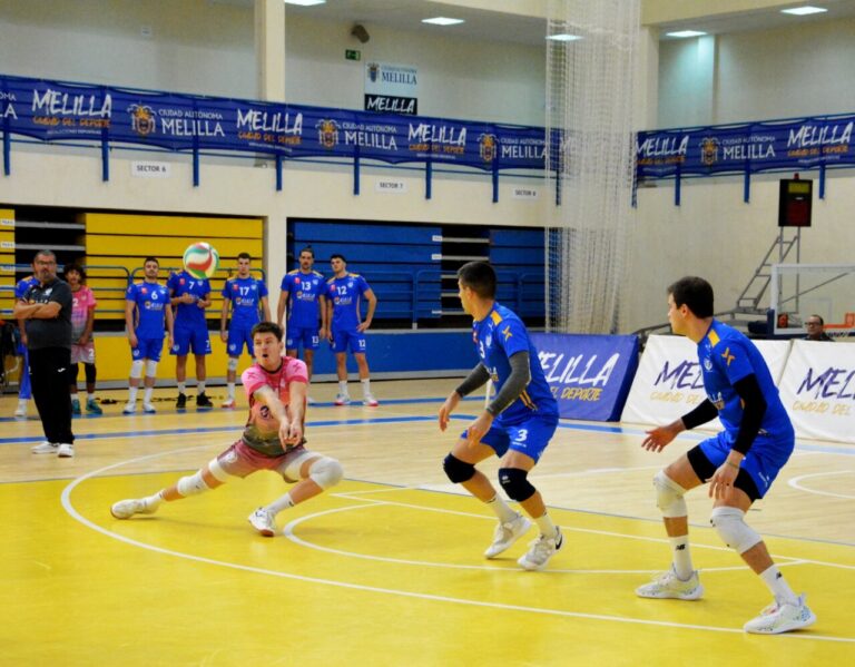 Jugadores del Club Voleibol Melilla en un partido de voleibol
