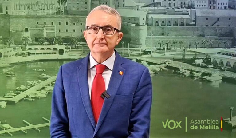 Hombre con traje en un fondo de puerto en Melilla