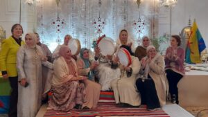 Grupo de mujeres celebrando el Año Nuevo Amazigh con instrumentos musicales