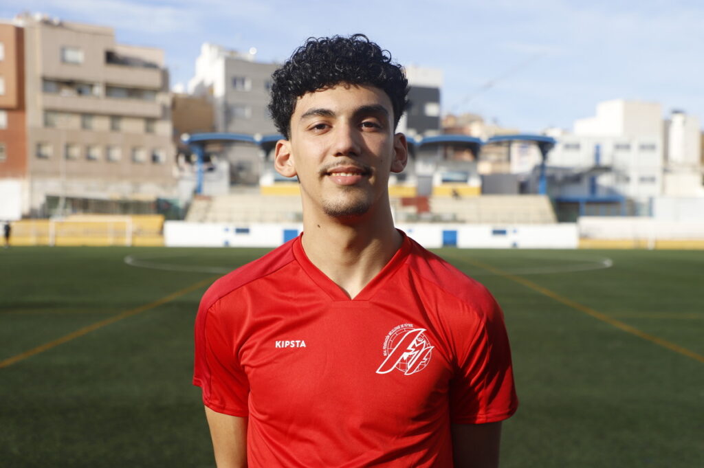 Joven futbolista melillense posando en el campo de fútbol