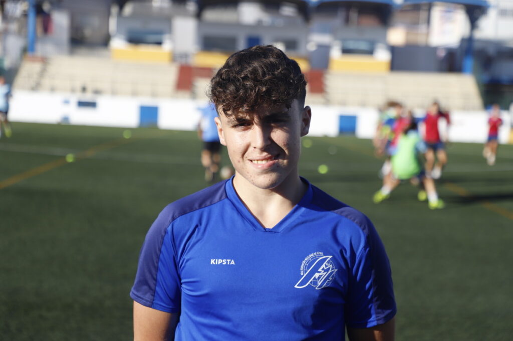 Jugador de fútbol de la selección melillense en entrenamiento