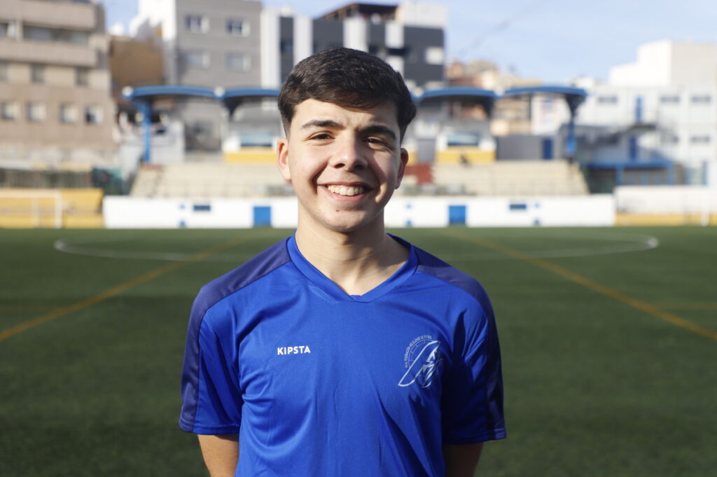 Joven futbolista melillense sonriente en campo de fútbol