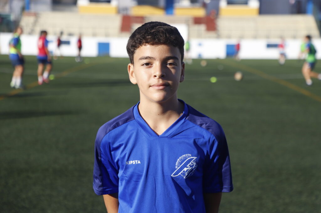 Joven futbolista melillense en entrenamiento previo a competiciones