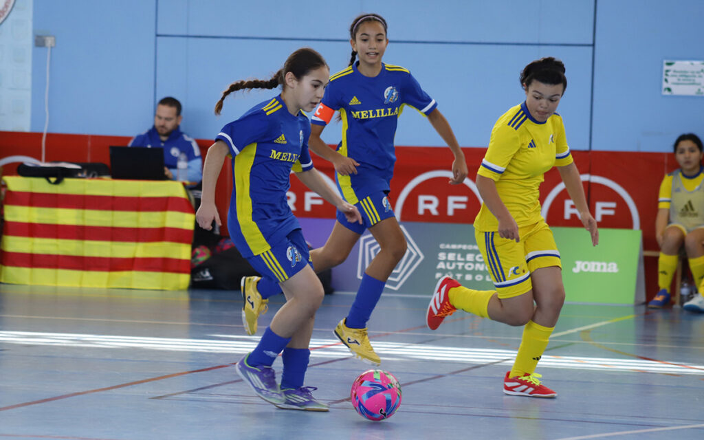 Jugadoras de fútbol sala de Melilla compitiendo en un partido