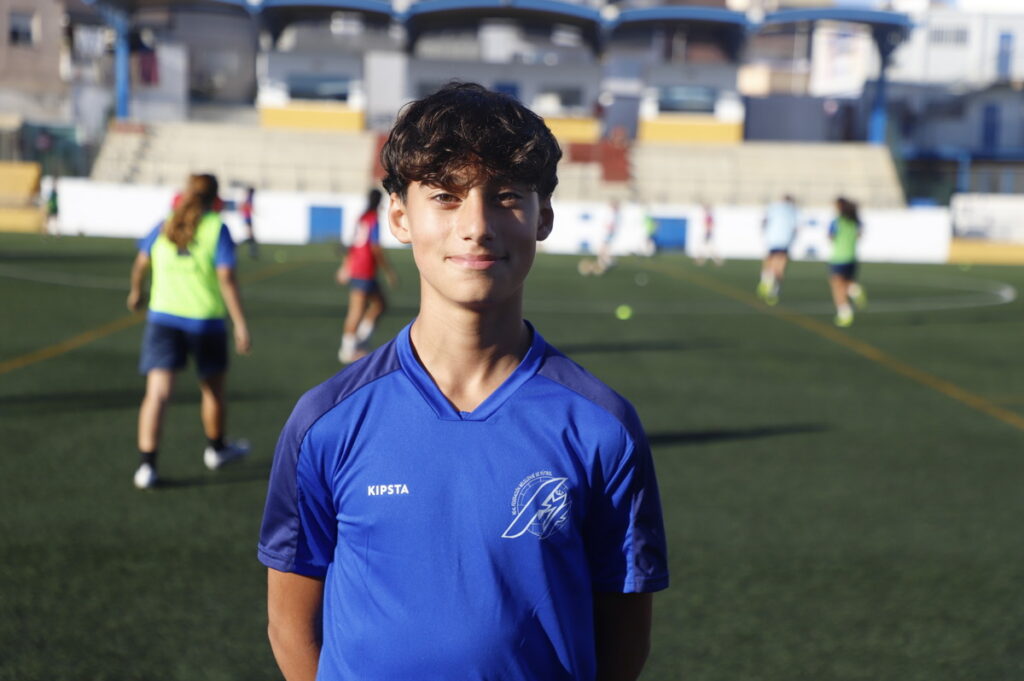 Joven futbolista melillense durante un entrenamiento en el campo