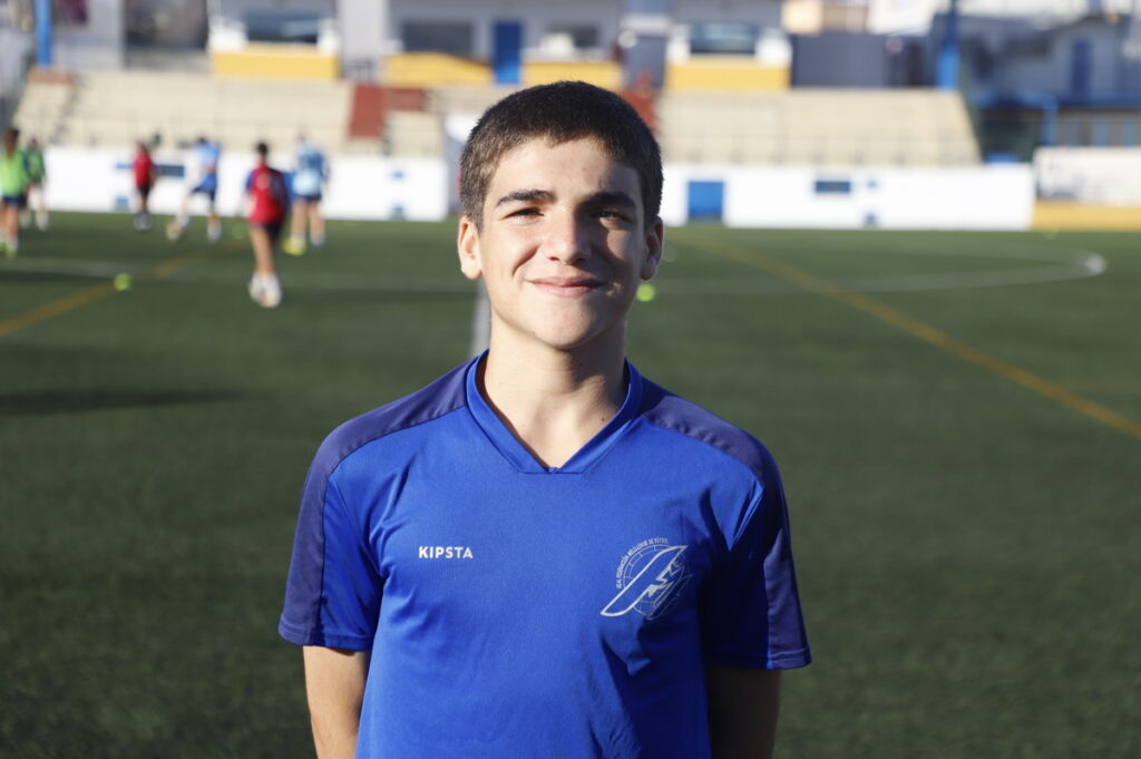 Joven futbolista melillense sonriente en un campo de fútbol