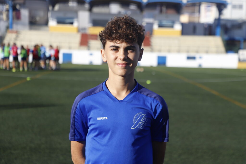 Jugador de fútbol de la selección melillense en un campo de entrenamiento