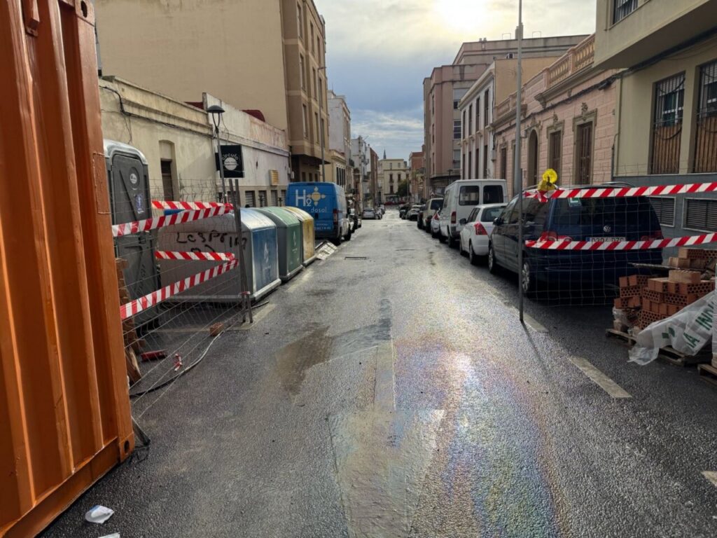 Calle Gran Capitán en remodelación con vehículos y contenedores