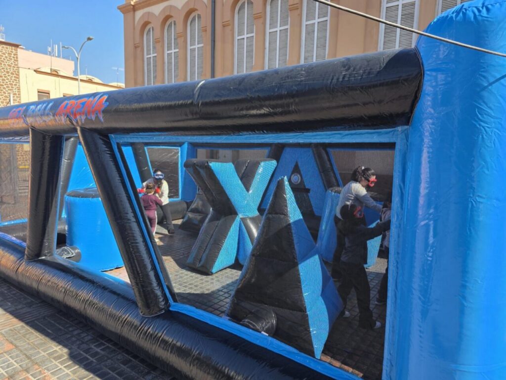 Niños jugando en una arena inflable durante el Ramadán en Melilla