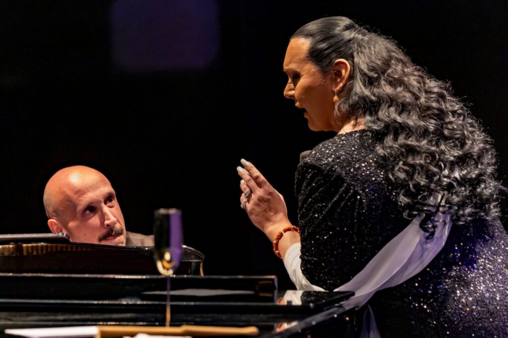 Falete cantando en el escenario del Teatro Kursaal en Melilla
