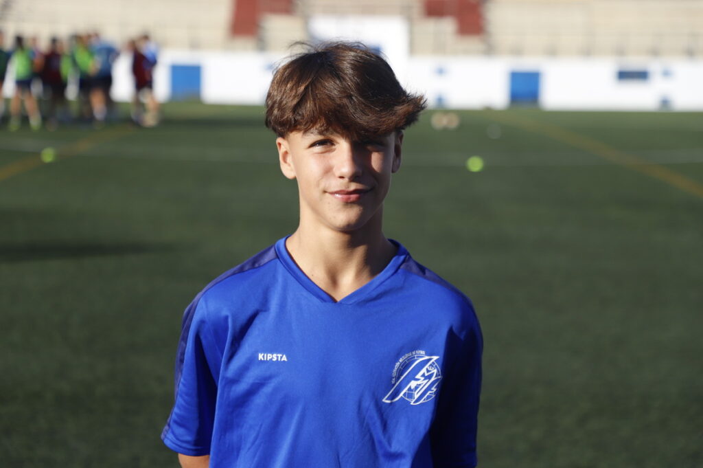 Joven futbolista melillense posando en el campo de juego