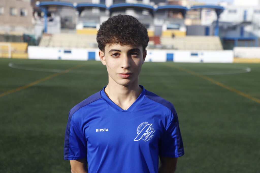 Joven futbolista melillense en campo de fútbol