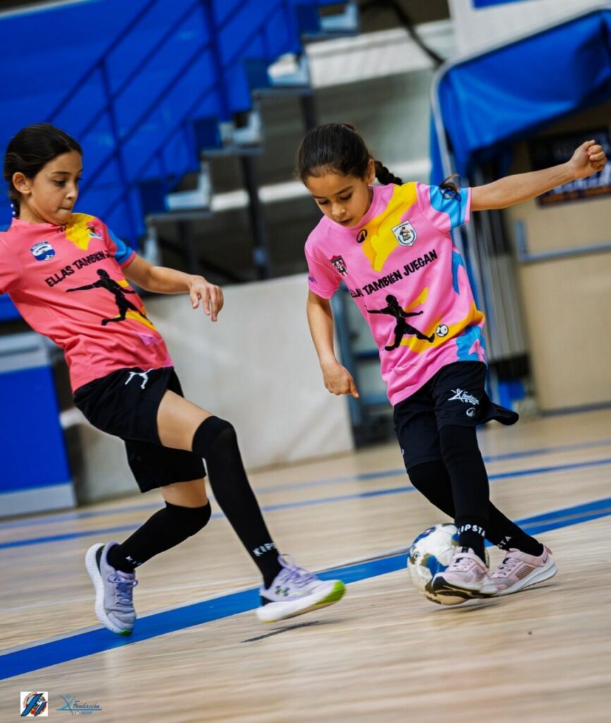 Niñas jugando fútbol sala en el pabellón Javier Imbroda