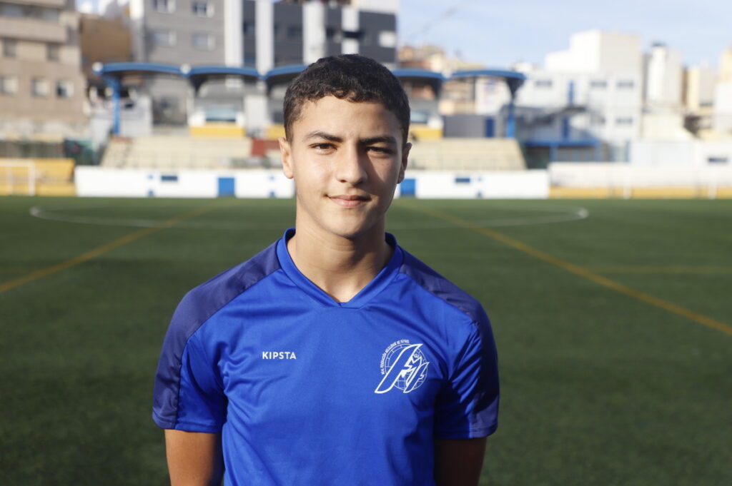 Joven futbolista melillense en campo de fútbol