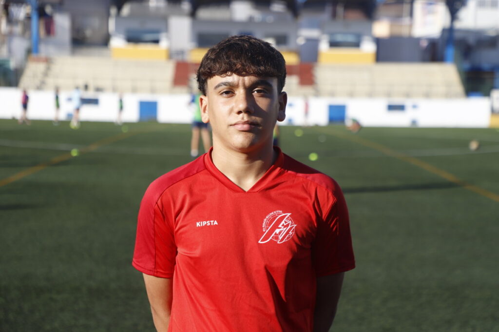 Joven futbolista melillense en entrenamiento previo a campeonato