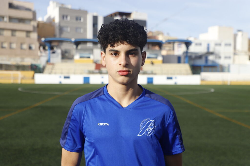 Joven futbolista melillense en un campo de fútbol