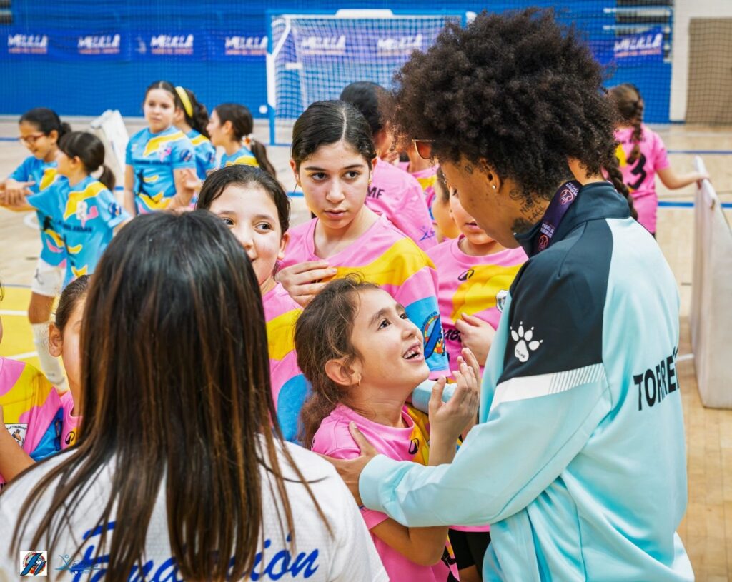 Niñas sonrientes en la inauguración de la Liga Escolar Femenina de Fútbol Sala