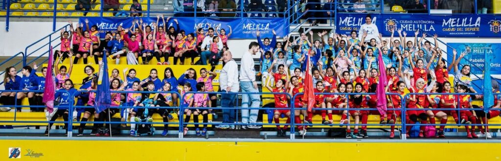 Niñas animando en la inauguración de la Liga Escolar Femenina de Fútbol Sala