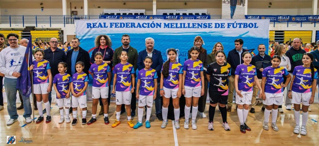 Inauguración de la Liga Escolar Femenina de Fútbol Sala con jugadoras y autoridades