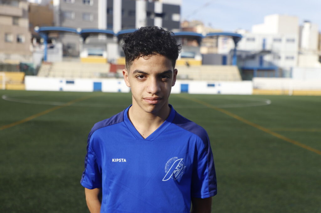 Joven futbolista melillense en un campo de fútbol