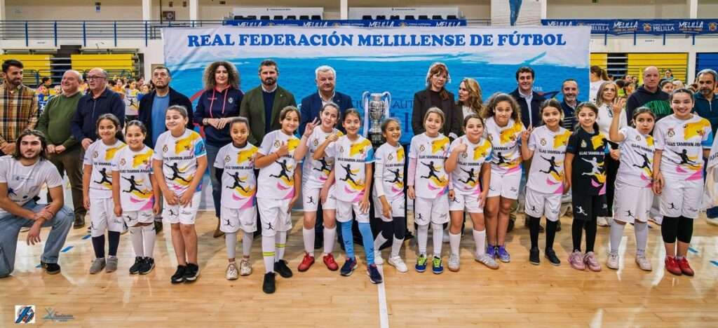 Grupo de niñas en la inauguración de la Liga Escolar Femenina de Fútbol Sala
