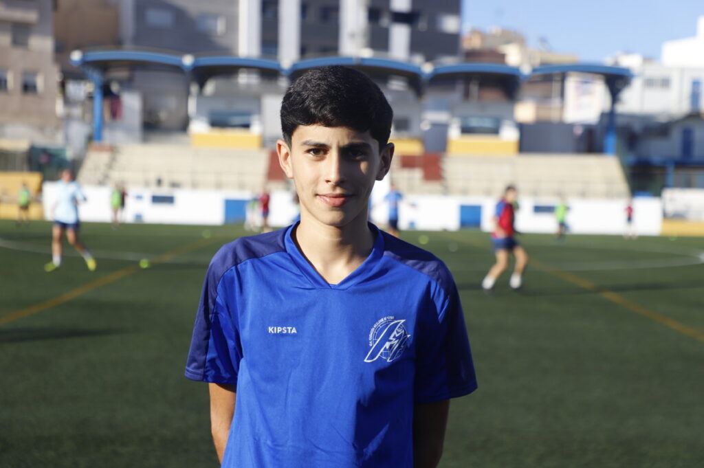 Joven futbolista melillense en un campo de fútbol durante un entrenamiento