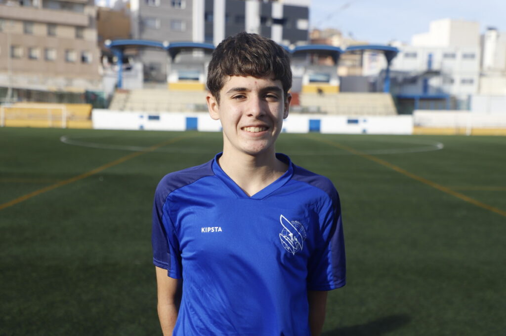 Joven futbolista melillense en campo de fútbol