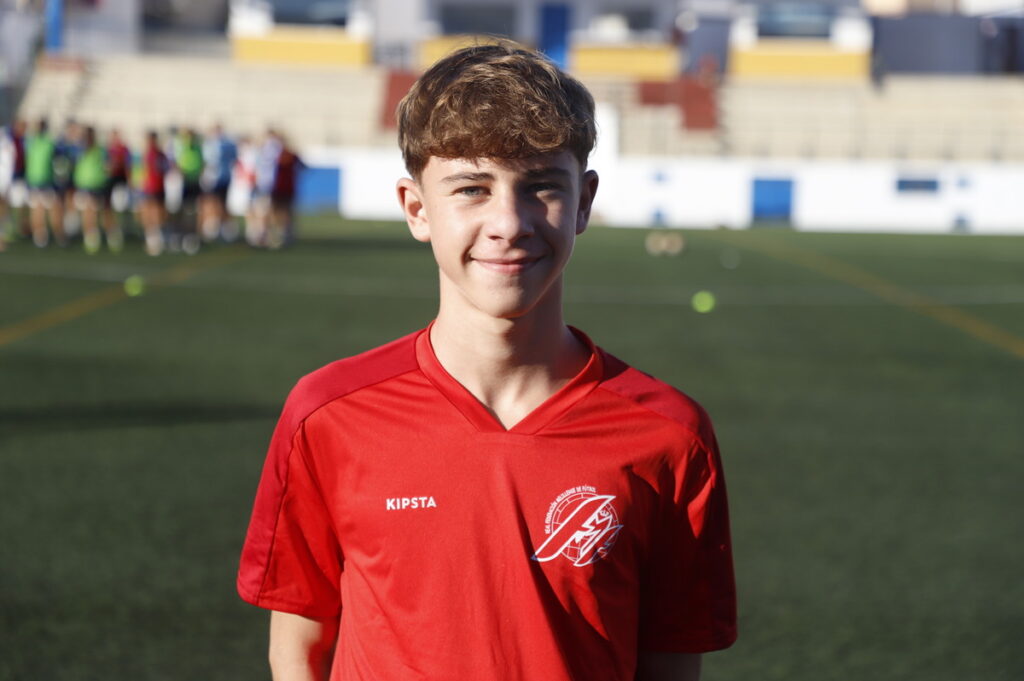 Joven futbolista melillense sonriente en campo de fútbol